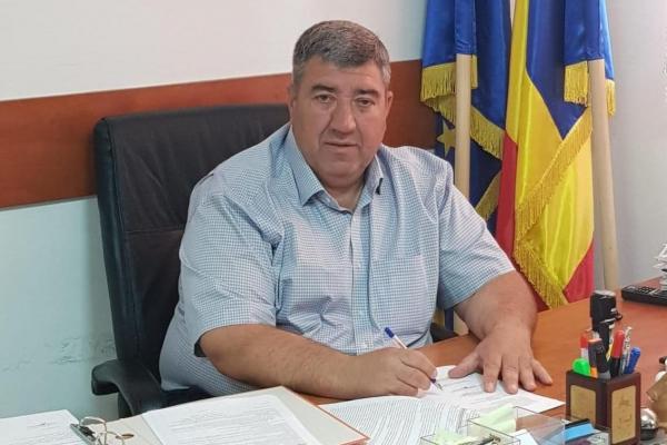 Primarul din Ștefănești, acuzat că a violat o fetiță de 13 ani, pus în libertate