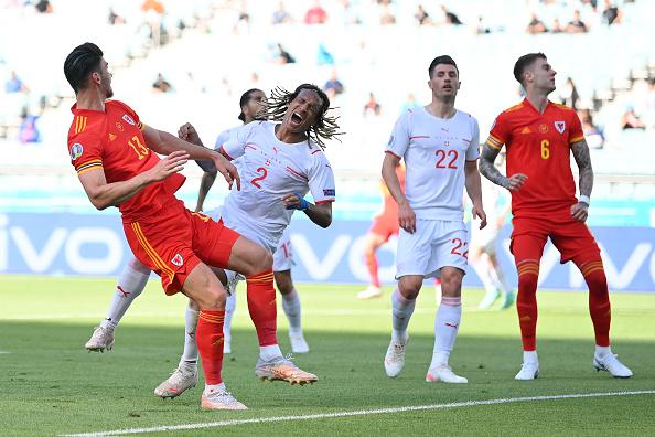 Duel între Kieffer Moore (ȚG) și Kevin Mbabu (Elveția) la EURO 2020 Duel între Kieffer Moore (ȚG) și Kevin Mbabu (Elveția) la EURO 2020