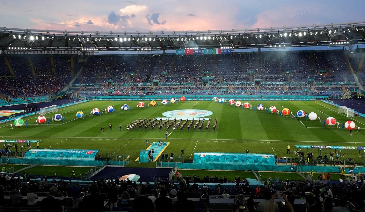 Momentul în care un suporter turc îşi cere iubita de soţie la meciul de deschidere al EURO 2020 Momentul în care un suporter turc îşi cere iubita de soţie la meciul de deschidere al EURO 2020
