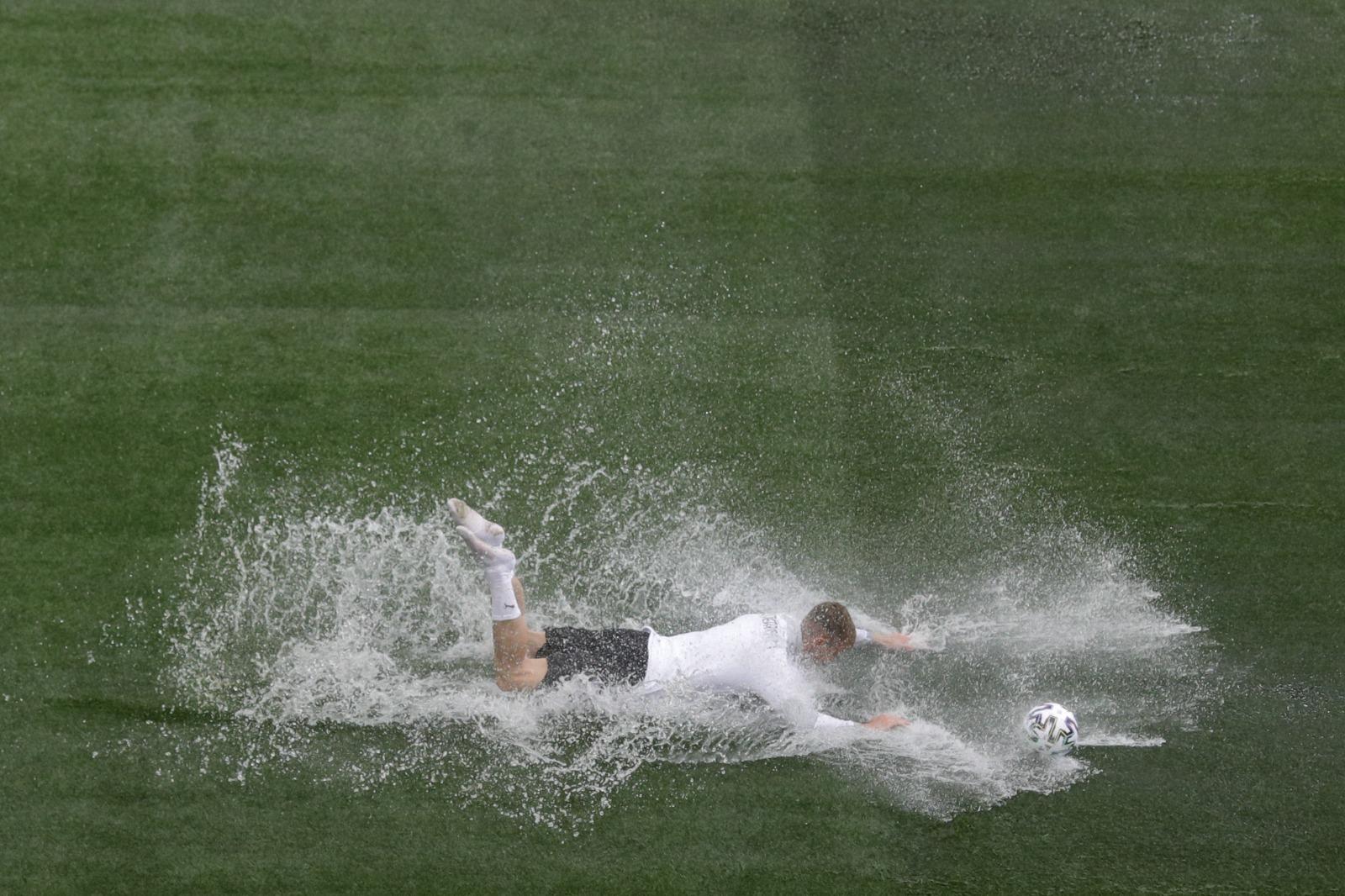 Ploaia torențială i-a împiedicat pe jucătorii naționalei Austriei să se antreneze pe Arena Națională