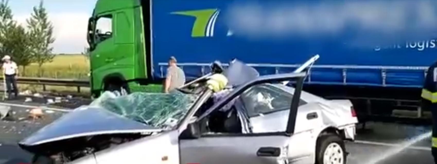 Un şofer german a provocat un accident în apropiere de vama Nădlac: a intrat cu maşina într-un TIR parcat pe banda de urgenţă