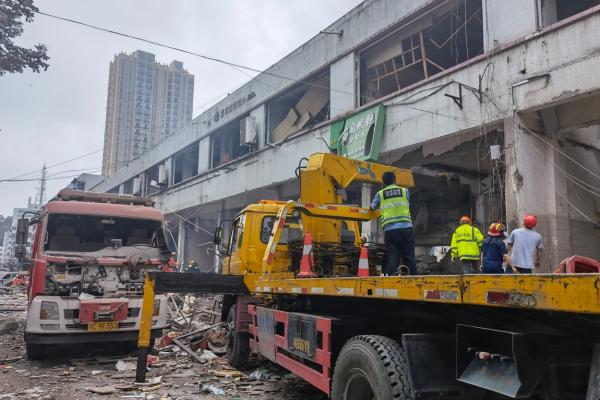 Explozie puternică în China: 11 persoane au murit. Salvatorii au scos de sub dărâmături peste 100 de oameni, 37 dintre fiind în stare gravă