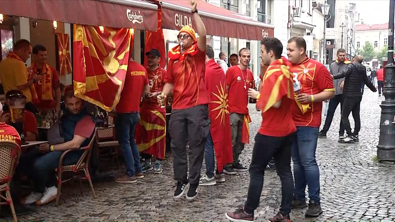 EURO 2020. Fanii macedoneni s-au "încălzit" în Centrul Vechi pentru meciul de pe Arena Naţională cu Austria