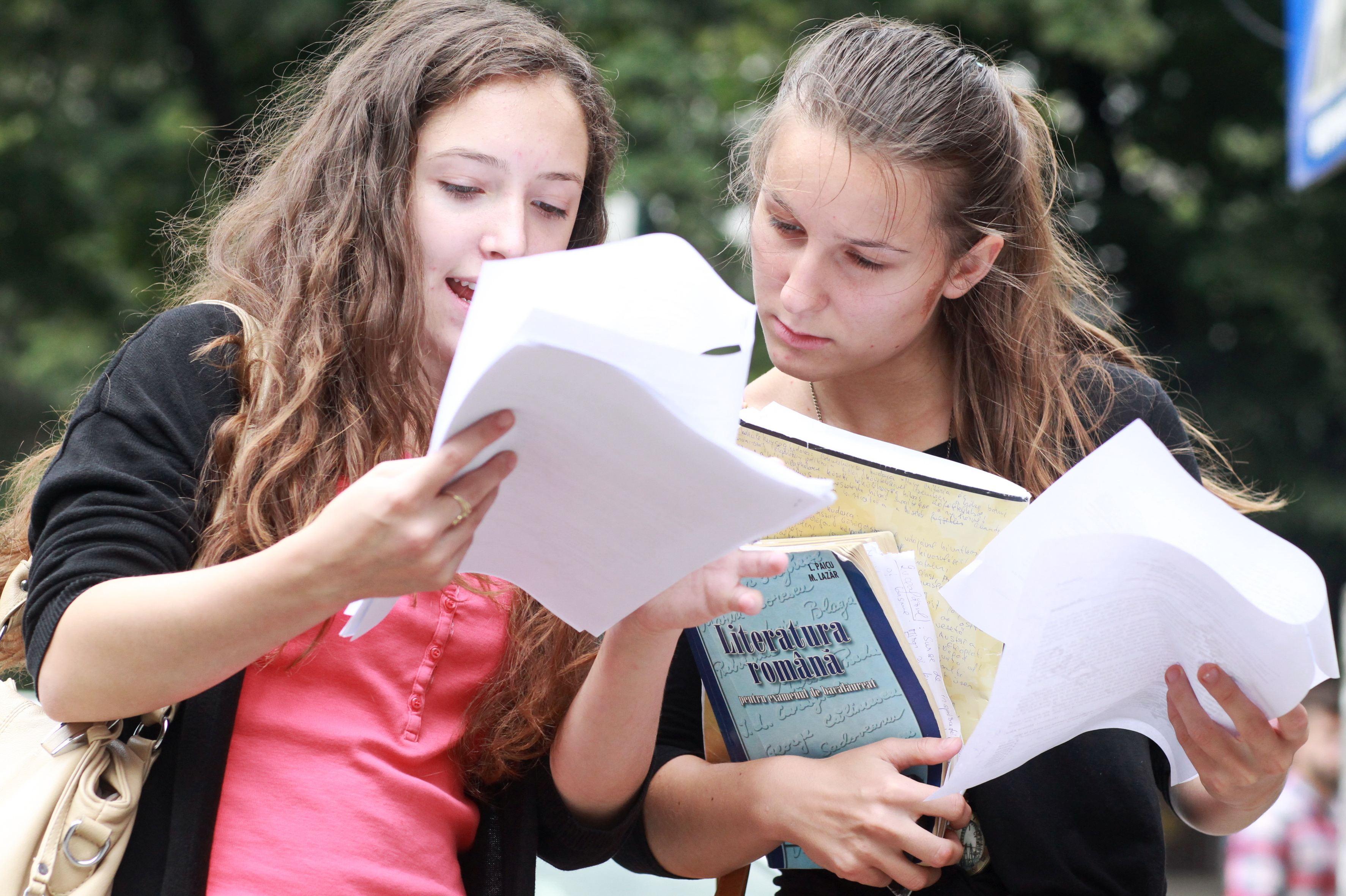 În acest an, probele de competențe de la bacalaureat 2021 se echivalează sau se recunosc Două eleve verifică informațiile scrise la examenul de Bacalaureat, la Limba și Literatura Română