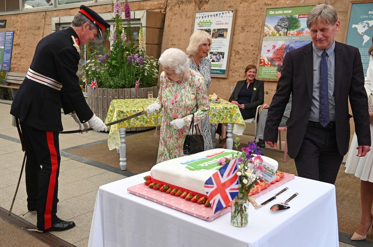 Regina Elisabeta i-a impresionat pe liderii G7, insistând să taie un tort cu sabia