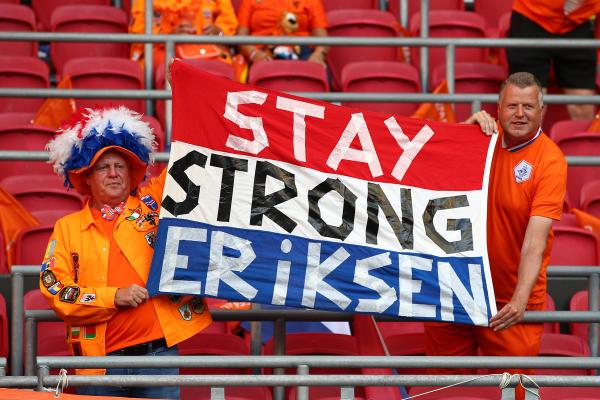 Fanii olandezi afișează mesaje de susținere pentru Christian Eriksen, care a evoluat mai mulți ani la Ajax Amsterdam