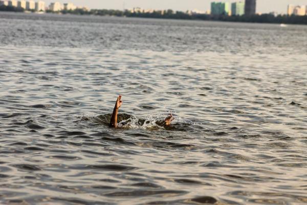 Un tânăr este căutat, după ce a încercat să salveze de la înec un tată şi pe fiul său de trei ani luaţi de curent, în Florida