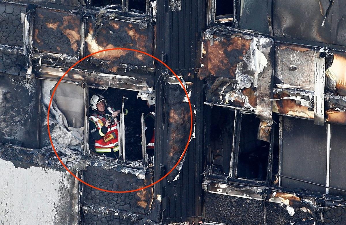 În imagine: Pompier în timpul stingerii incendiului de la Grenfell Tower