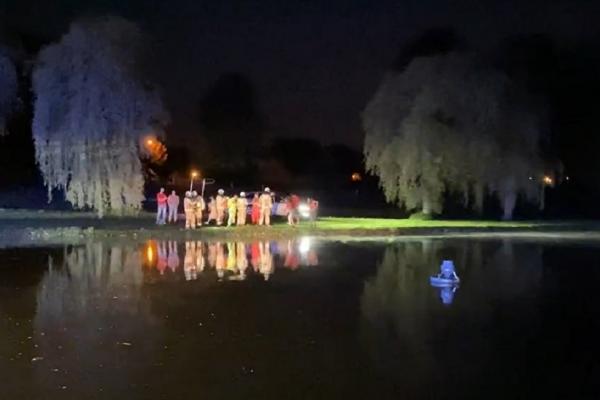 Băieţelul unei românce s-a înecat într-un iaz din Belgia. Părinţii i-au găsit pantofiorii pe mal şi mingea plutind pe apă