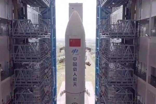 Un prim echipaj va pleca spre Staţia Spaţială Chineză. Astronauţii vor face plimbări spațiale şi vor pregăti misiunile de construcţie