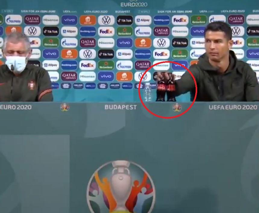 Cristiano Ronaldo a mutat 2 sticle de Coca-Cola de pe masa lui la conferința de presă: Beți apă! VIDEO Cristiano Ronaldo a mutat 2 sticle de Coca-Cola de pe masa lui la conferința de presă: Beți apă! VIDEO