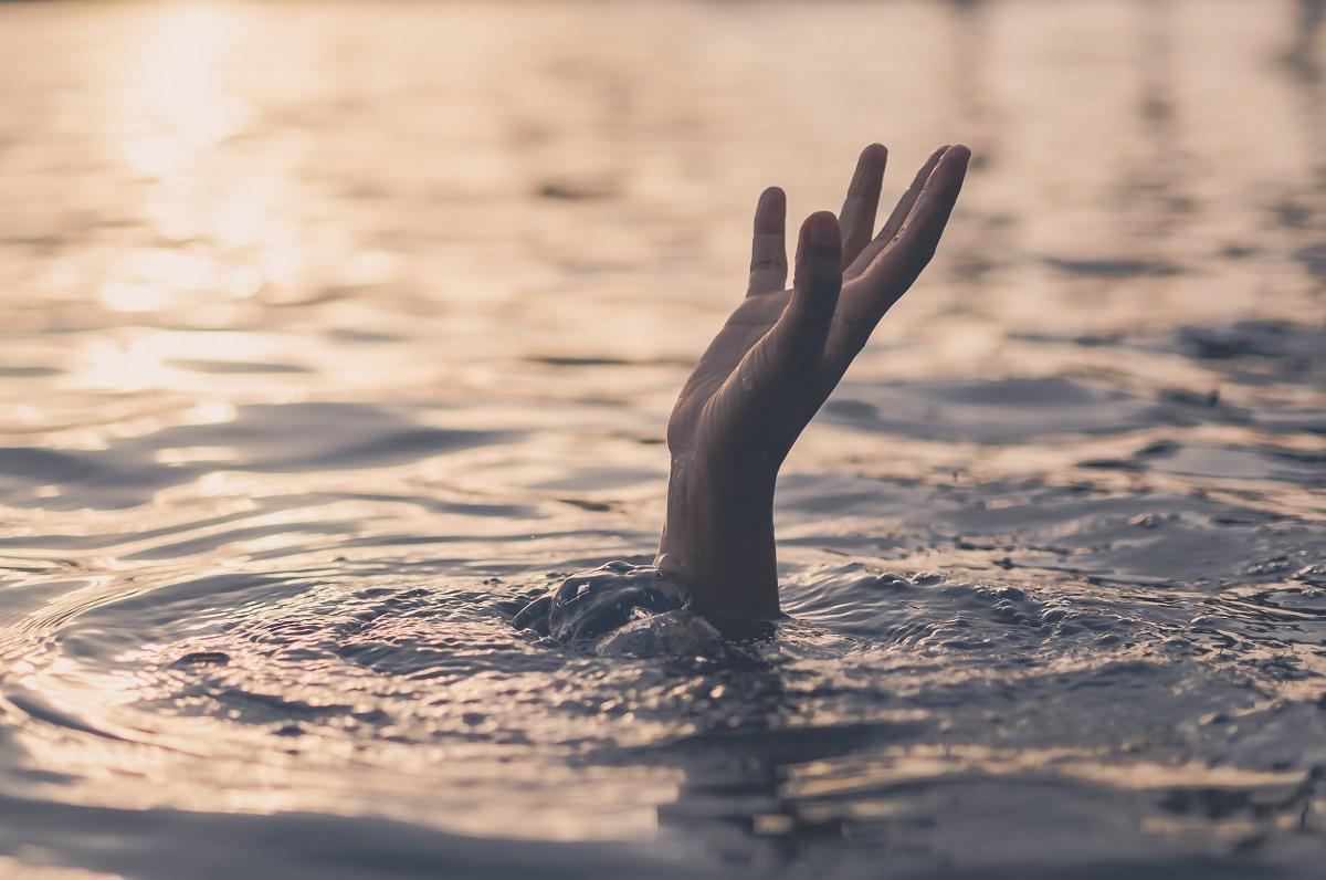 Tânără înecată În imagine: Mână ieşind din apă