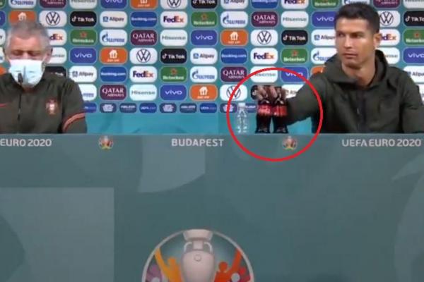 VIDEO Gestul viral al lui Cristiano Ronaldo a produs prăbuşirea la bursă a Coca Cola. Pierderi de 4 miliarde de dolari