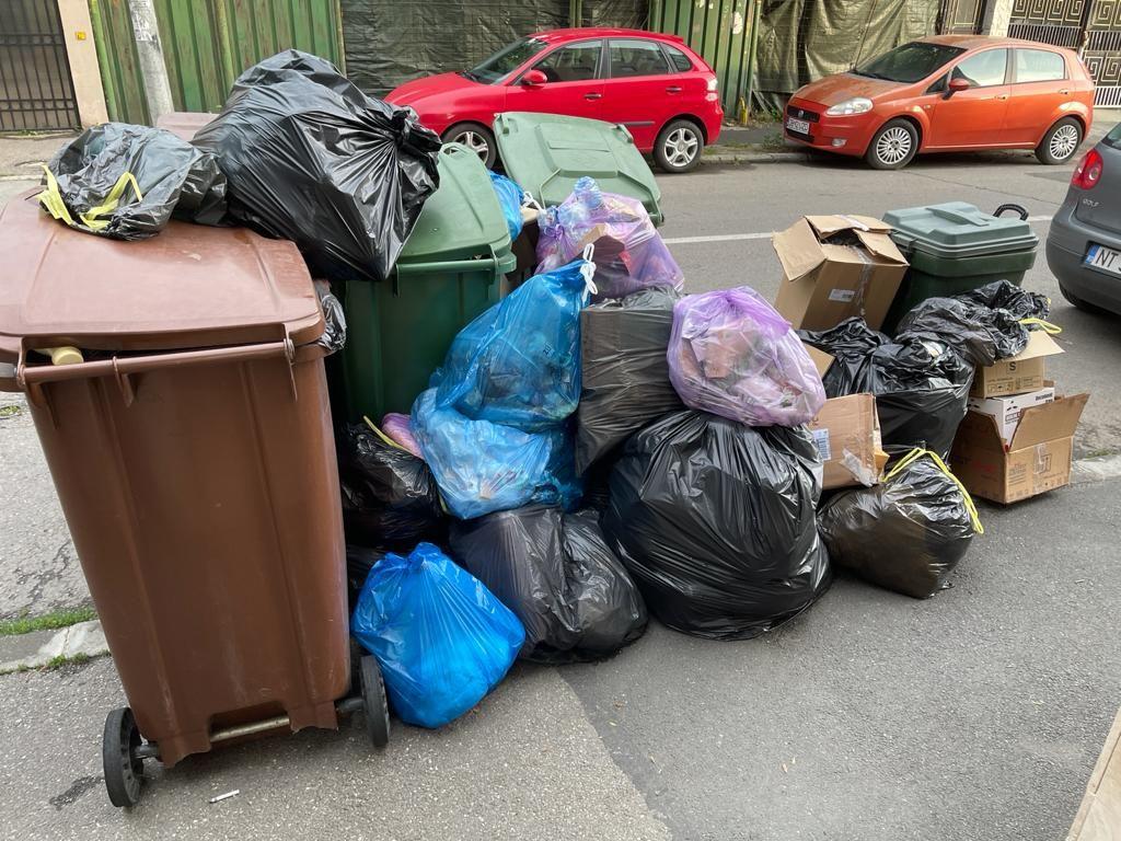 Gunoaiele sunt încă neridicate pe multe dintre străzile din Sectorul 1 Gunoaiele sunt încă neridicate pe multe dintre străzile din Sectorul 1
