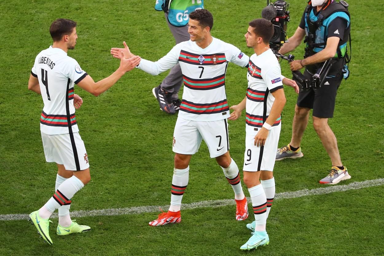 Reacţia Coca Cola după ce Ronaldo i-a provocat o prăbuşire la bursă de 4 miliarde de dolari. Starul portughez a făcut reclamă produsului în urmă cu 15 ani - VIDEO Reacţia Coca Cola după ce Ronaldo i-a provocat o prăbuşire la bursă de 4 miliarde de dolari. Starul portughez a făcut reclamă produsului în urmă cu 15 ani - VIDEO