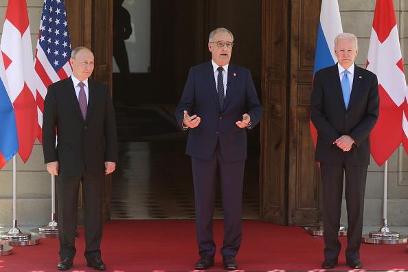 Primul schimb de replici între Vladimir Putin și Joe Biden. Scene haotice în biblioteca vilei din Geneva