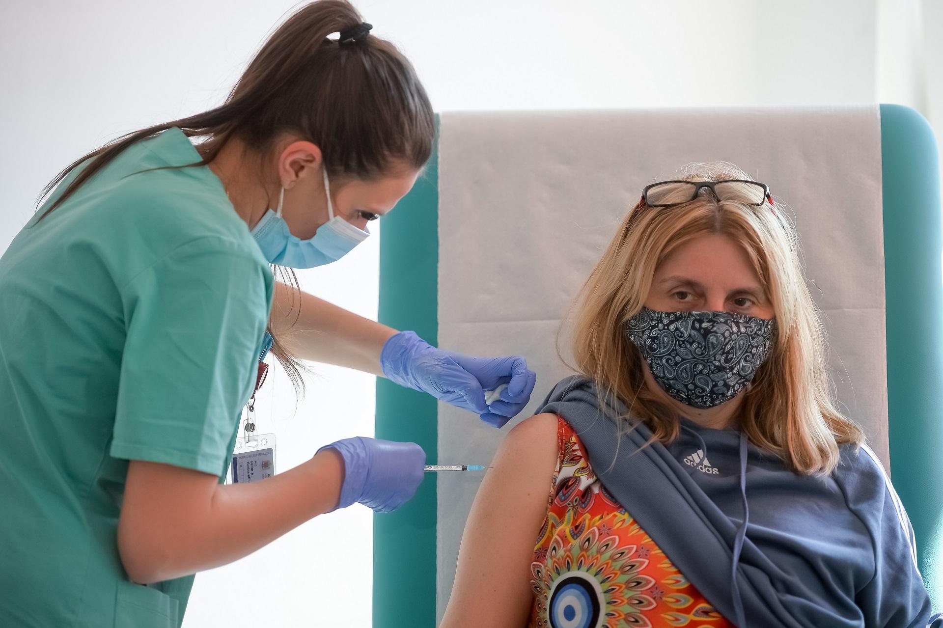 situația persoanelor vaccinate din România Femeie vaccinată la Spitalul Militar din București