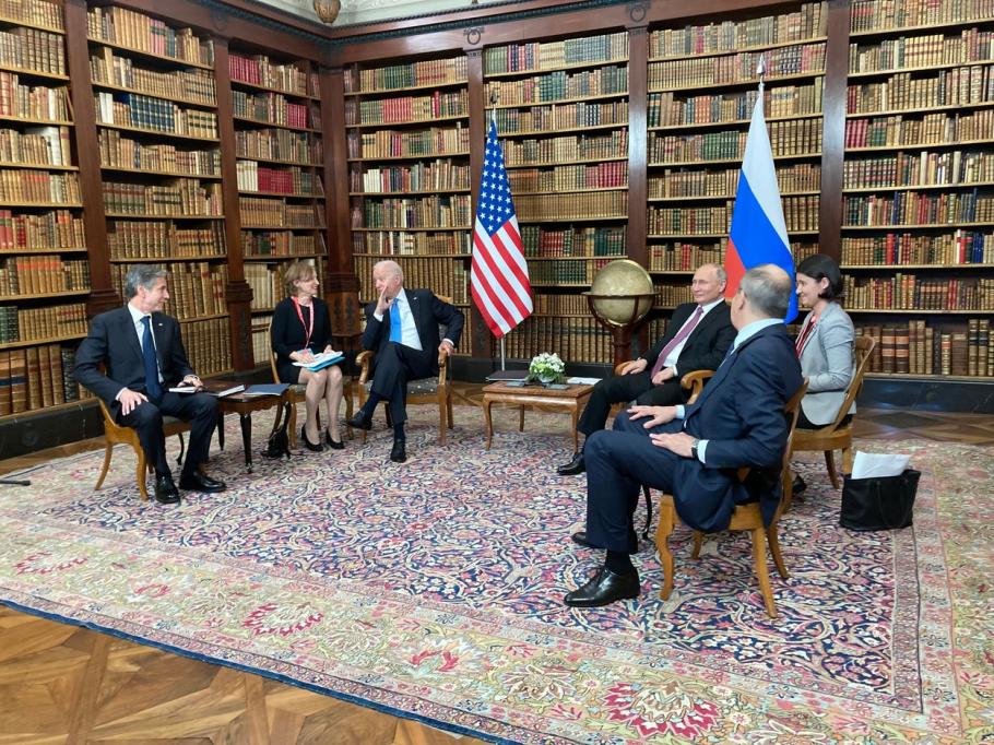Putin, pus în dificultate de o jurnalistă: "De ce vă temeţi de Navalnîi atât de mult?" Prima reacţie a venit de la Biden Putin, pus în dificultate de o jurnalistă: "De ce vă temeţi de Navalnîi atât de mult?" Prima reacţie a venit de la Biden