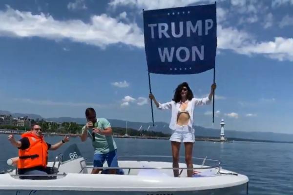 Noor bin Laden, într-o barcă ține un steag cu mesajul ”Trump a câștigat”