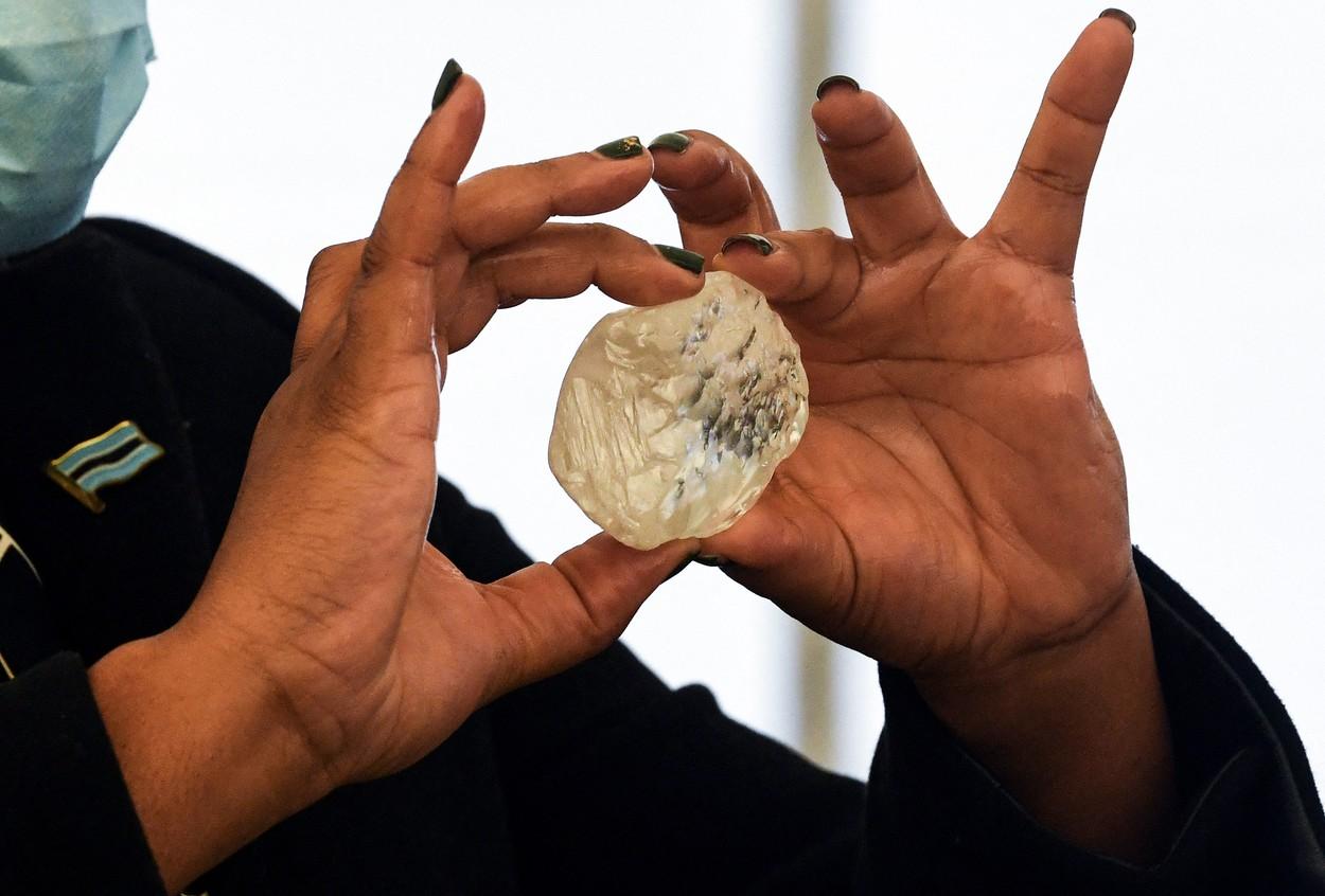 În Botwana a fost descoperit un diamant de 1.098 de carate, a treia cea mai mare piatră preţioasă de acest fel din lume În Botwana a fost descoperit un diamant de 1.098 de carate, a treia cea mai mare piatră preţioasă de acest fel din lume