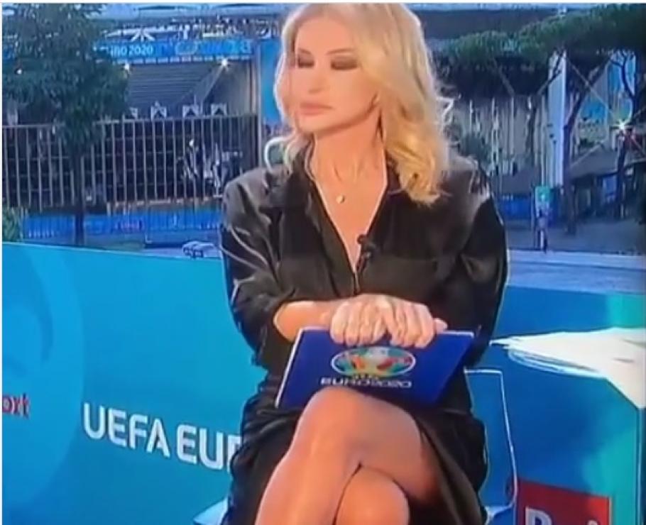 Clipul care a aprins imaginaţia fanilor de la EURO: celebra scenă din "Basic Instinct" a fost repetată, în direct, la RAI Clipul care a aprins imaginaţia fanilor de la EURO: celebra scenă din "Basic Instinct" a fost repetată, în direct, la RAI