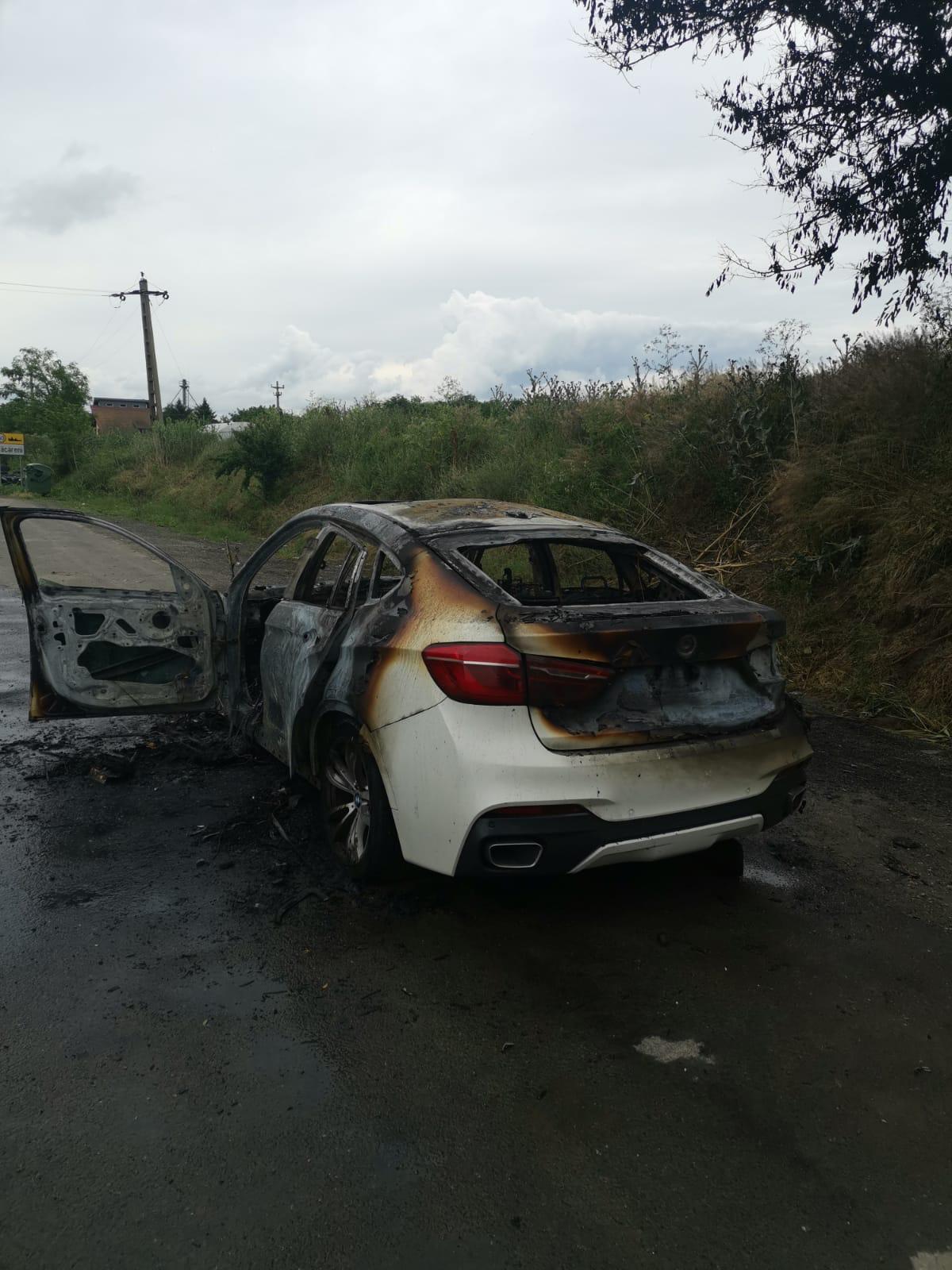 BMW mistuit de flăcări, la un pas de explozie, în Tulcea