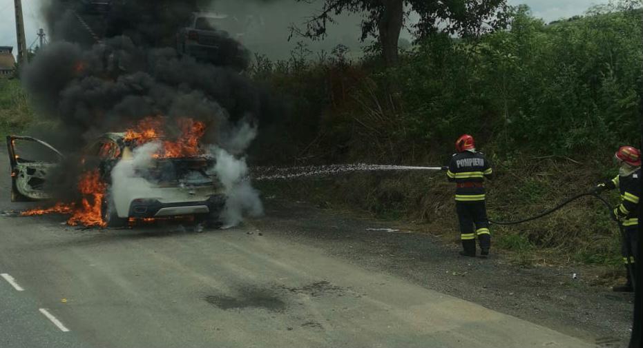 BMW mistuit de flăcări, la un pas de explozie, în Tulcea