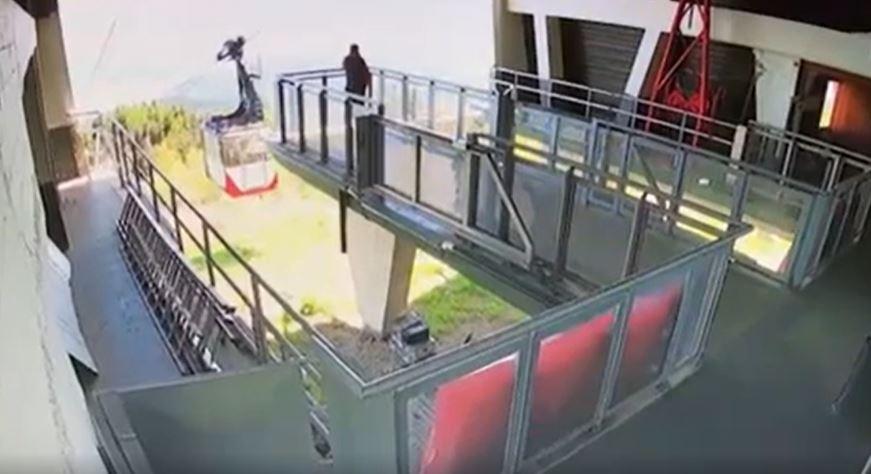 Scandal în Italia după difuzarea primelor imagini cu momentul prăbuşirii telecabinei din Alpi. ”Calcă în picioare memoria victimelor” Scandal în Italia după difuzarea primelor imagini cu momentul prăbuşirii telecabinei din Alpi. ”Calcă în picioare memoria victimelor”