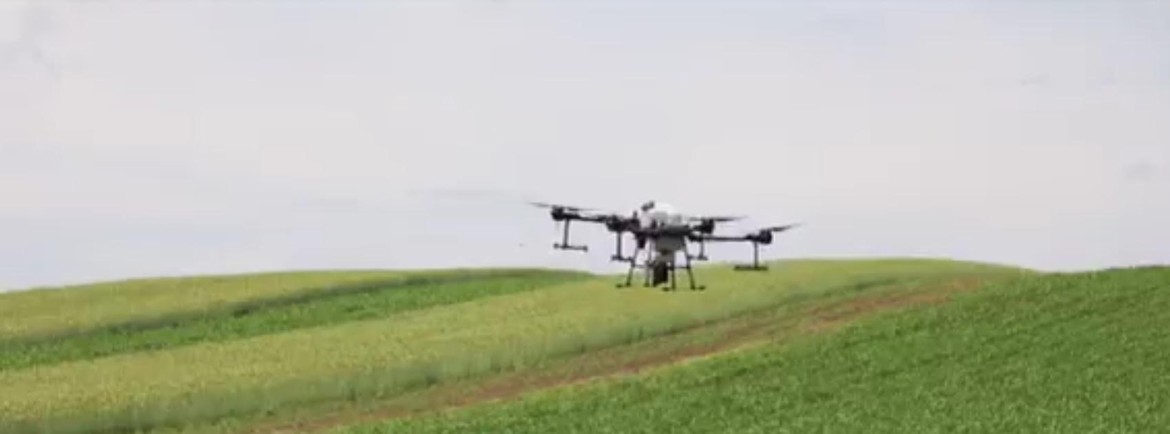 Agricultură hi-tech. Românii îşi lucrează pâmânturile cu ajutorul dronelor