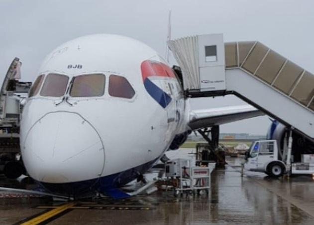 Un avion al British Airways a rămas fără trenul de aterizare pe pista Aeroportului Heathrow. Prima reacţie a companiei aeriene Un avion al British Airways a rămas fără trenul de aterizare pe pista Aeroportului Heathrow. Prima reacţie a companiei aeriene