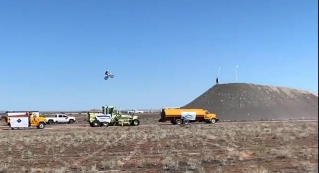 Imagini greu de privit. Un pilot a decedat, la 28 de ani, în timp ce se antrena pentru un salt de record mondial cu motocicleta - VIDEO Imagini greu de privit. Un pilot a decedat, la 28 de ani, în timp ce se antrena pentru un salt de record mondial cu motocicleta - VIDEO