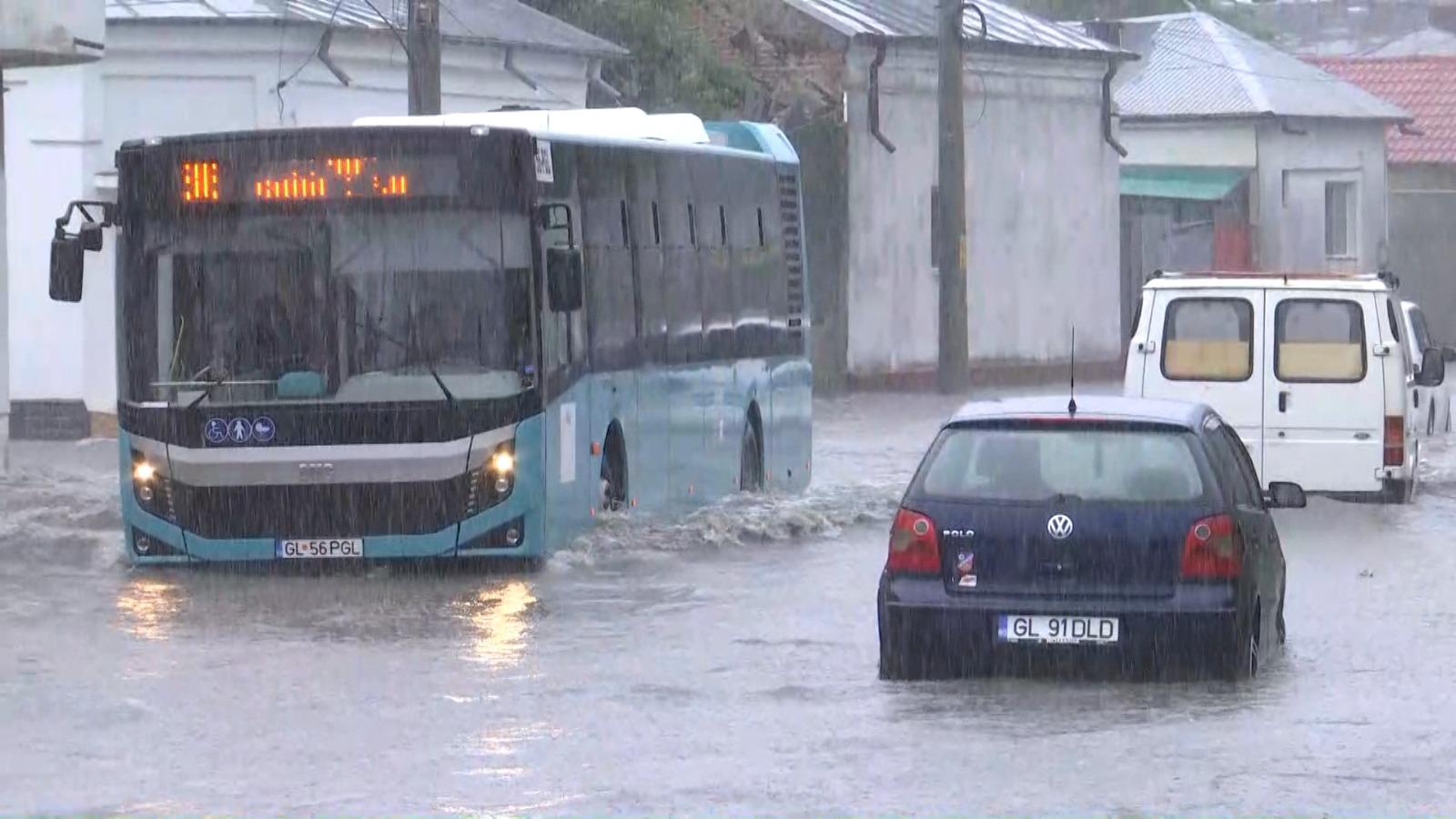 Ploaia a făcut prăpăd în Galaţi. Un întreg cartier a fost înghiţit de ape