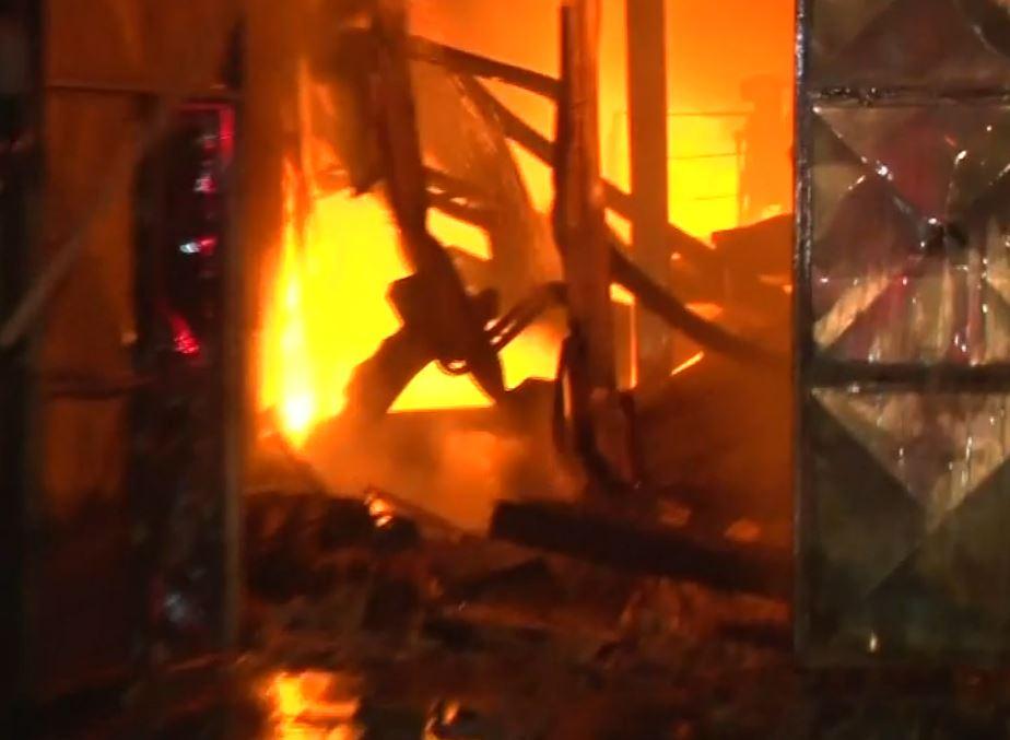 Incendiu puternic la o firmă din Brazi care colectează deșeuri periculoase. Surse: Un angajat ar fi intrat noaptea trecută în hală