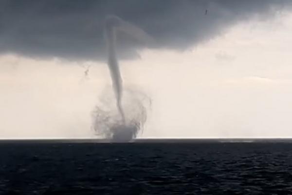 Un vârtej uriaş s-a ridicat deasupra Mării Negre. Imagini teribile filmate de marinari în largul coastei Odessei