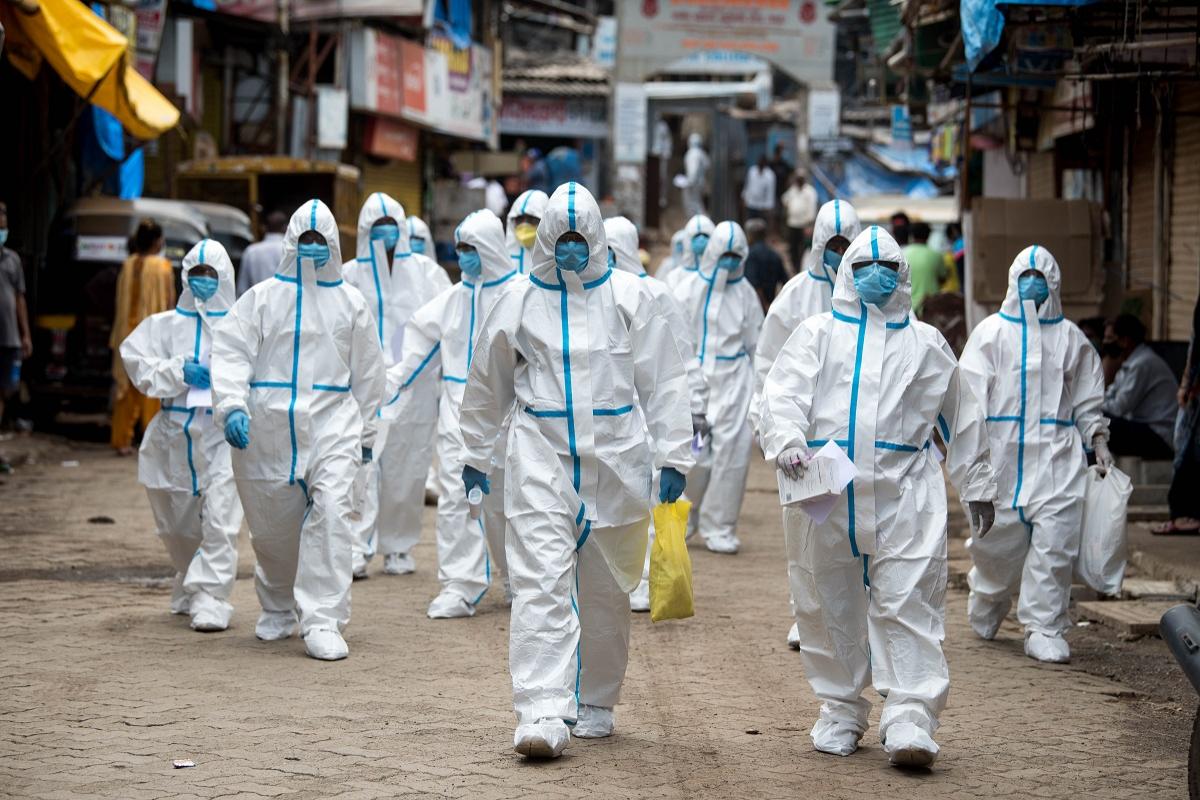 Mumbai, India, 25 iunie 2021: Medici în combinezoane în drum spre o tabără din Malad în timpul pandemiei de COVID-19.