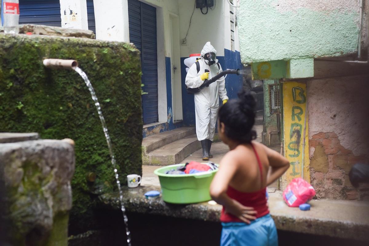 Locuitorii din favela Santa Marta, din Botafogo, în zona de sud a Rio, își fac propria curățenie stradală pentru a preveni extinderea Covid-19