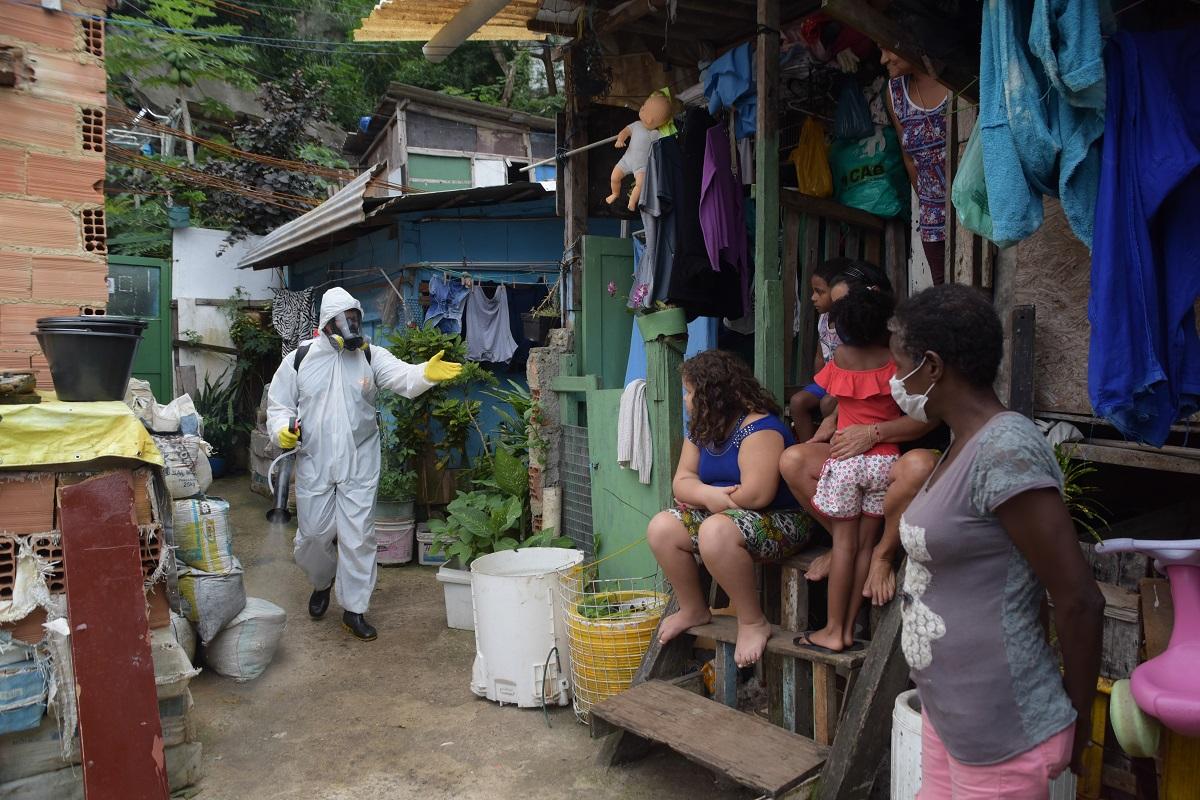 Locuitorii din favela Santa Marta, din Botafogo, în zona de sud a Rio, își fac propria curățenie stradală pentru a preveni extinderea Covid-19