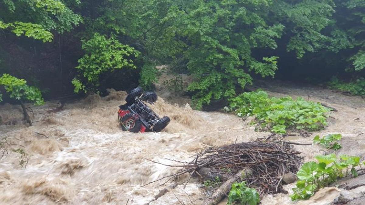 Maşina pilotului Adrian Cernea, luată de viitură