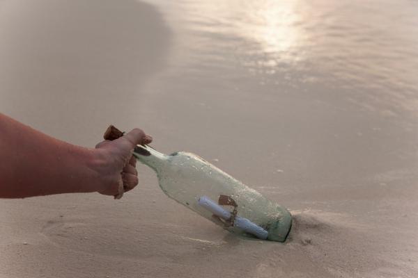 Un puşti american a pus un mesaj într-o sticlă şi a aruncat-o în ocean. După 3 ani şi 3.200 de kilometri, mesajul şi-a găsit destinar pe celălalt ţărm al Atlanticului