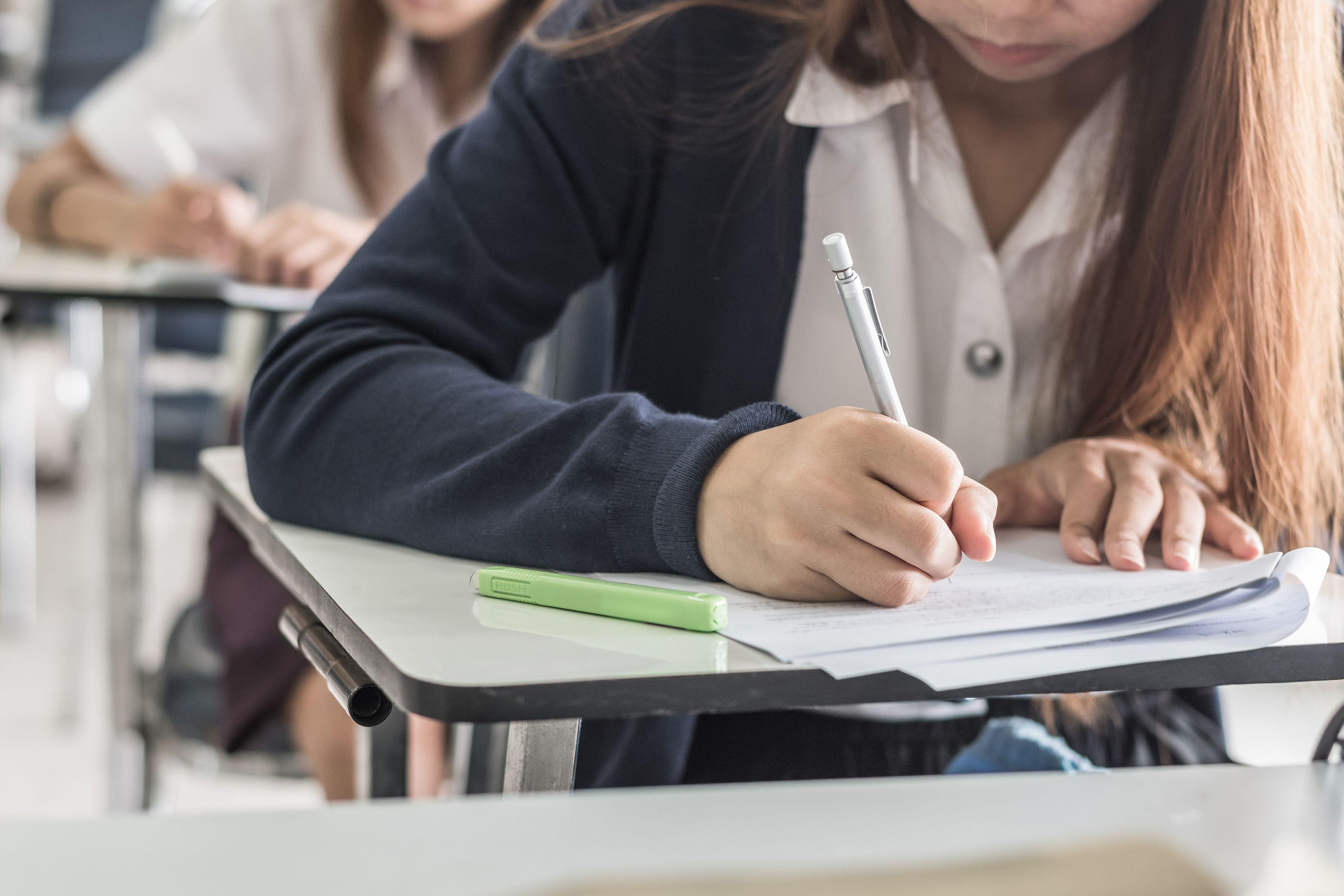 Peste 131.000 de absolvenţi ai clasei a VIII-a vor susţine Evaluarea Naţională în sesiunea 22 iunie - 4 iulie Peste 131.000 de absolvenţi ai clasei a VIII-a vor susţine Evaluarea Naţională în sesiunea 22 iunie - 4 iulie