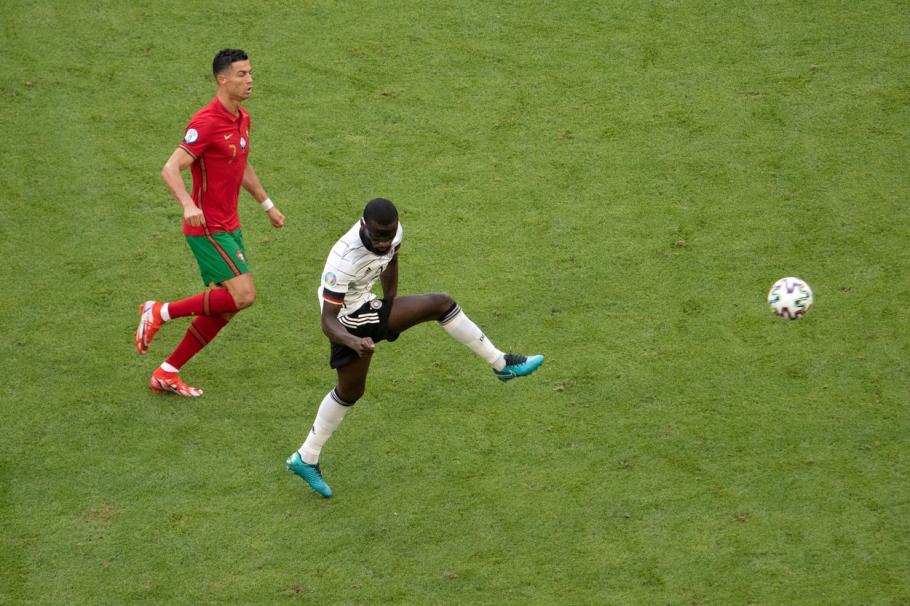 Cristiano Ronaldo i-a enervat pe nemţi. O legendă a Germaniei l-a luat la rost după o execuţie spectaculoasă: "Un imbecil" Cristiano Ronaldo i-a enervat pe nemţi. O legendă a Germaniei l-a luat la rost după o execuţie spectaculoasă: "Un imbecil"