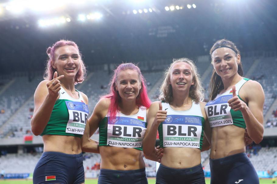 Luchshava Alina Luchshava, Yuliya Bliznets, Asteria Uzo Limai şi Aliaksandra Khilmanovich din Belarus, după victoria în ştefeta de 4*400 Luchshava Alina Luchshava, Yuliya Bliznets, Asteria Uzo Limai şi Aliaksandra Khilmanovich din Belarus, după victoria în ştefeta de 4*400