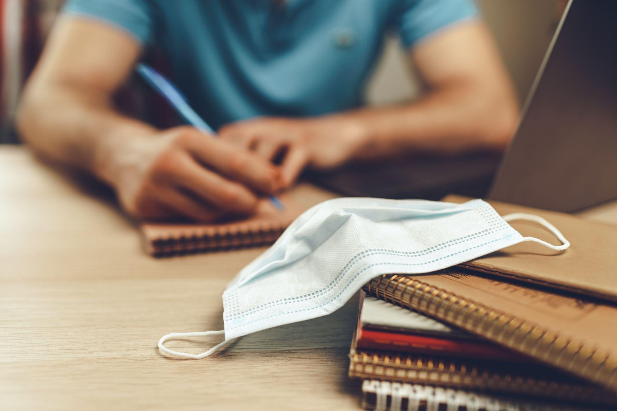 Sfaturi pentru elevi în ziua examenului de Evaluare Naţională 2021 Un elev într-o bancă, în timpul unui examen