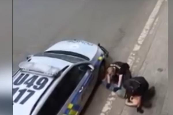 Cehia, în mijlocul unui scandal de proporţii. Un tânăr de origine rroma, imobilizat la fel ca George Floyd: suspectul a murit în ambulanţă - VIDEO