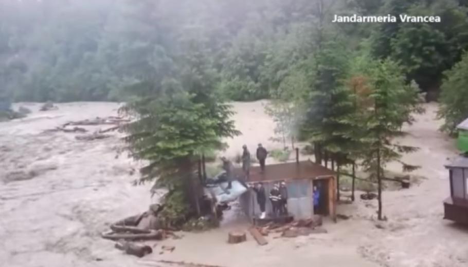 Ceartă între Salvamont și Jandarmeria Vrancea. Salvatorii montani bat obrazul jandarmilor, după o operațiune de salvare: "V-am salvat și drona" Ceartă între Salvamont și Jandarmeria Vrancea. Salvatorii montani bat obrazul jandarmilor, după o operațiune de salvare: "V-am salvat și drona"