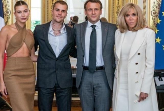 Justin Bieber, în adidași și costum, la o întâlnire cu președintele Emmanuel Macron. Artistul a fost criticat pentru ținuta sa
