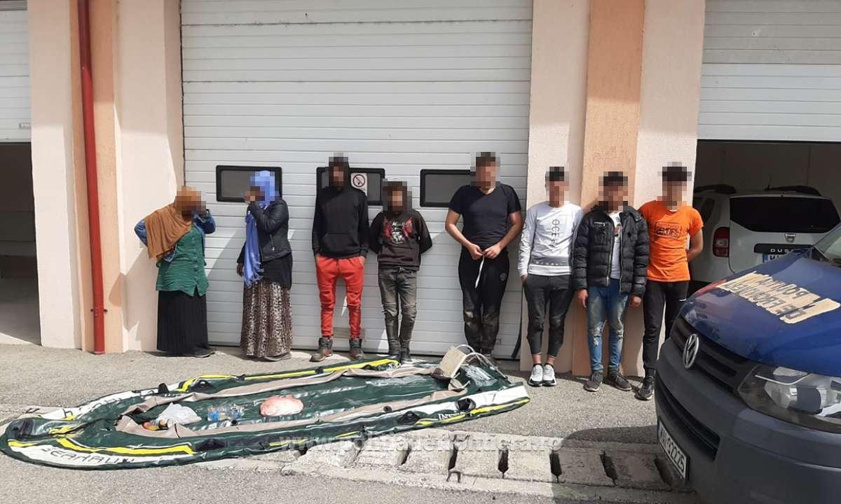 Opt migranţi prinşi trecând ilegal Dunărea, din Serbia în România Migranţii au recunoscut că intenţionau să ajungă în state dezvoltate din vestul Europei