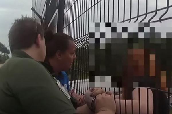 Momentul în care o adolescentă care voia să se arunce în gol este salvată de poliţişti, în Florida
