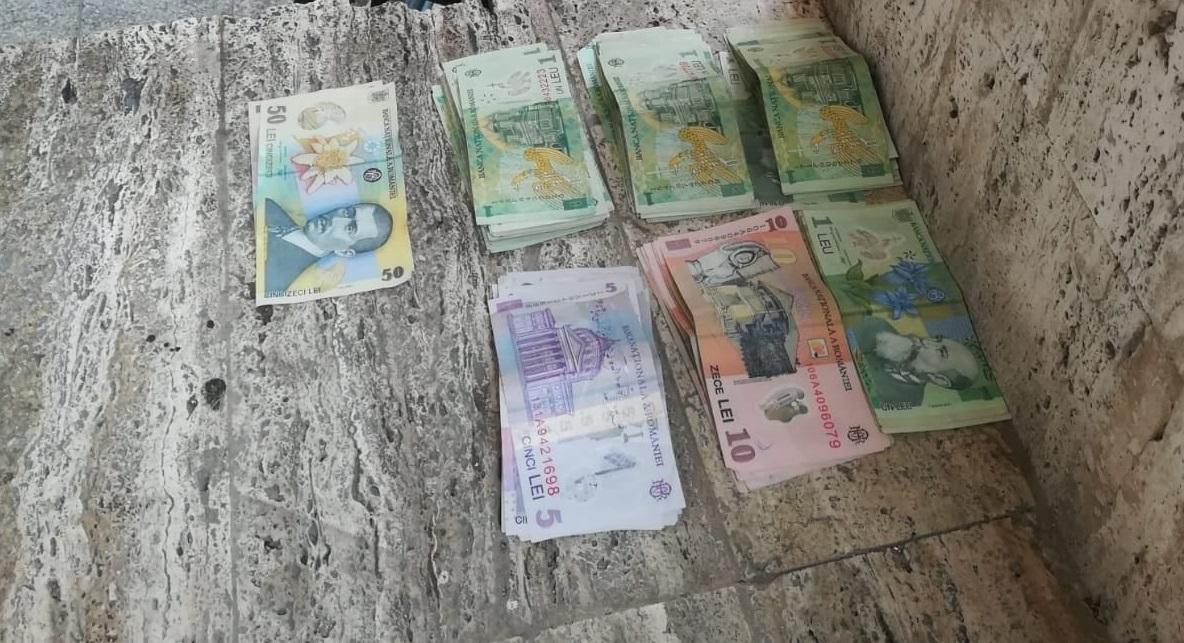 "Captură impresionantă" a Poliţiei Locale din Iaşi: 463 de lei de la un cerşetor cu dizabilităţi. Oamenii au reacţionat imediat: "Ce ai, tu, poliţie comunitară, cu banii mei?" "Captură impresionantă" a Poliţiei Locale din Iaşi: 463 de lei de la un cerşetor cu dizabilităţi. Oamenii au reacţionat imediat: "Ce ai, tu, poliţie comunitară, cu banii mei?"