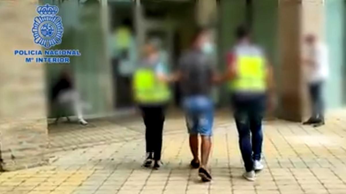 Românul care l-a convins pe bătrânul de care avea grijă să-şi vândă casa şi maşina, arestat în Spania Românul este bănuit că a sustras zeci de mii de euro proveniţi din tranzacţie